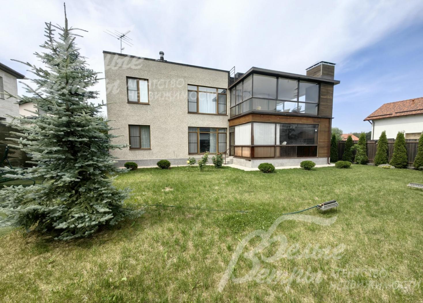 Большой кирпичный теплый дом 335 кв.м в к/п Капитолий