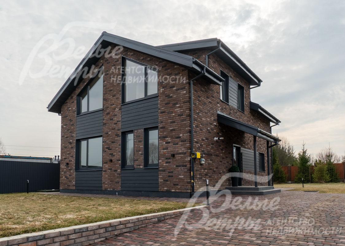 Новый коттедж с облицовкой «под состаренный кирпич» с современной архитектурой