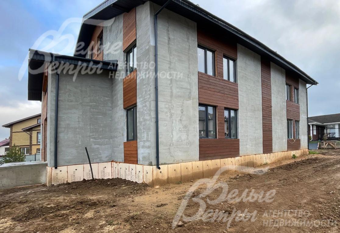 Участок находится у въезда в коттеджный посёлок, ограждён кованным прозрачным забором