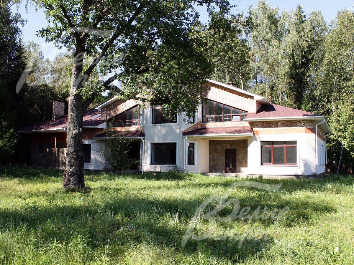 Кирпичный дом 545 кв.м на участке 51 сотка