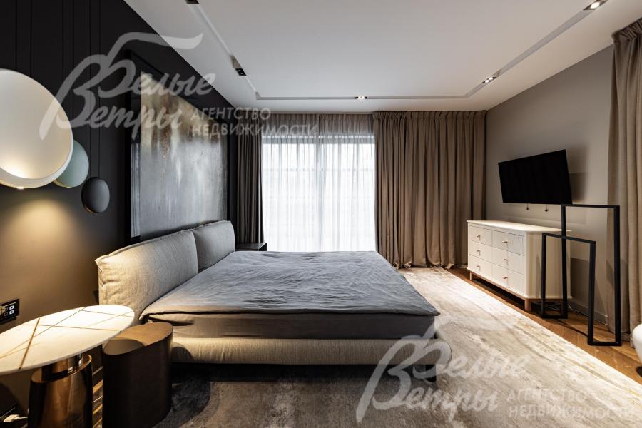 Кровать Meridiani в мастер-спальне.