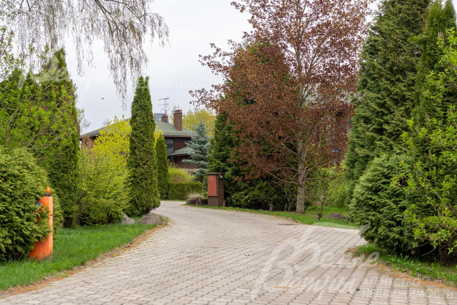 На участке уложена плитка