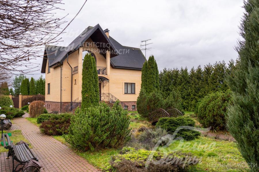 От калитки к дому и другим строениям ведёт аккуратная дорожка с зонами для отдыха с садовыми скамейками