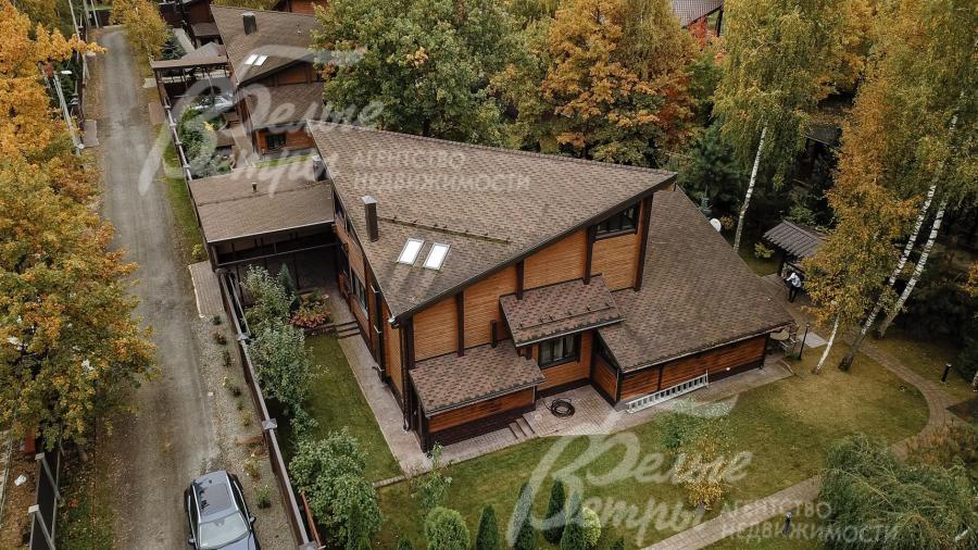 Участок в окружении леса