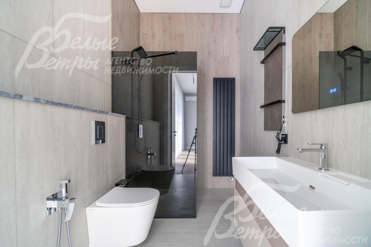 Санузел на втором этаже (при спальне) с просторной душевой