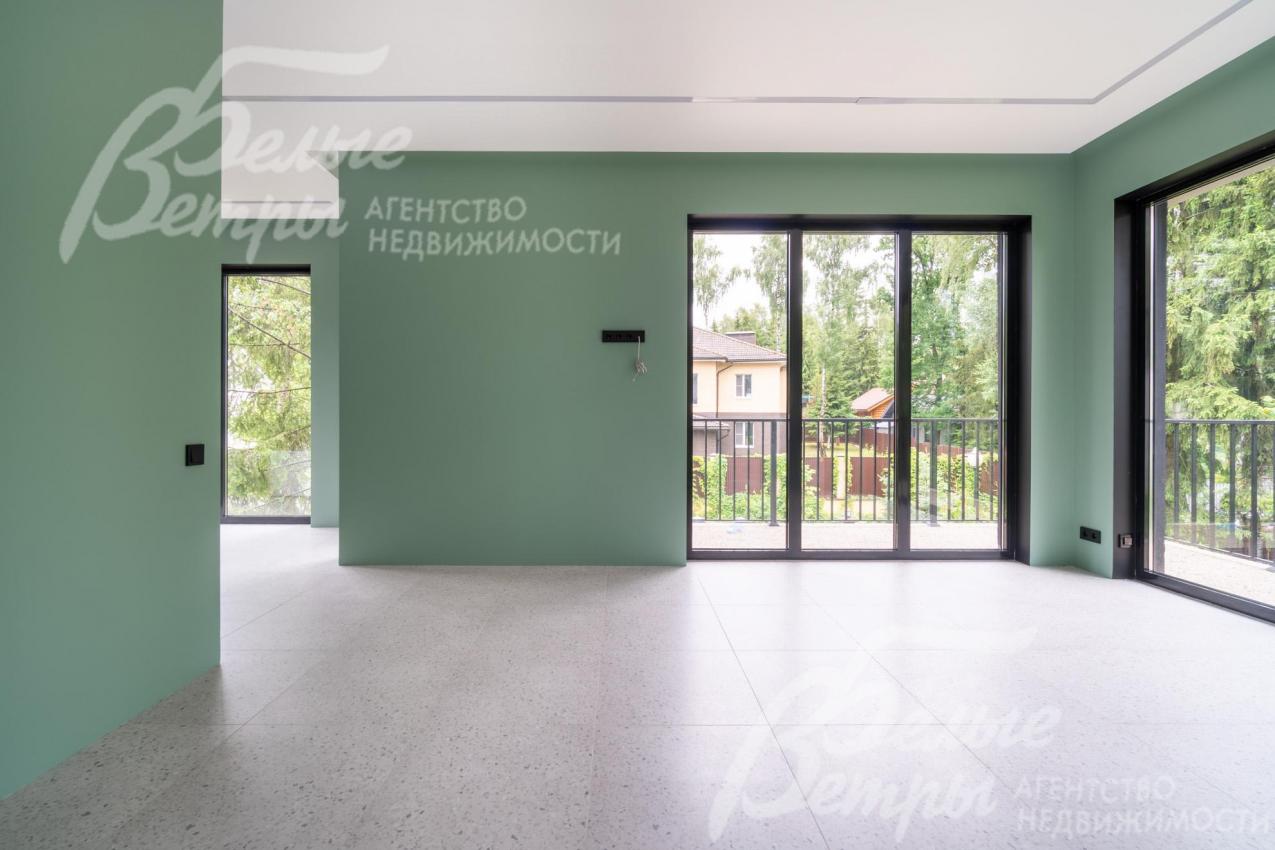 Просторная наполненная светом мастер-спальня со стенами, покрашенными в мятный цвет