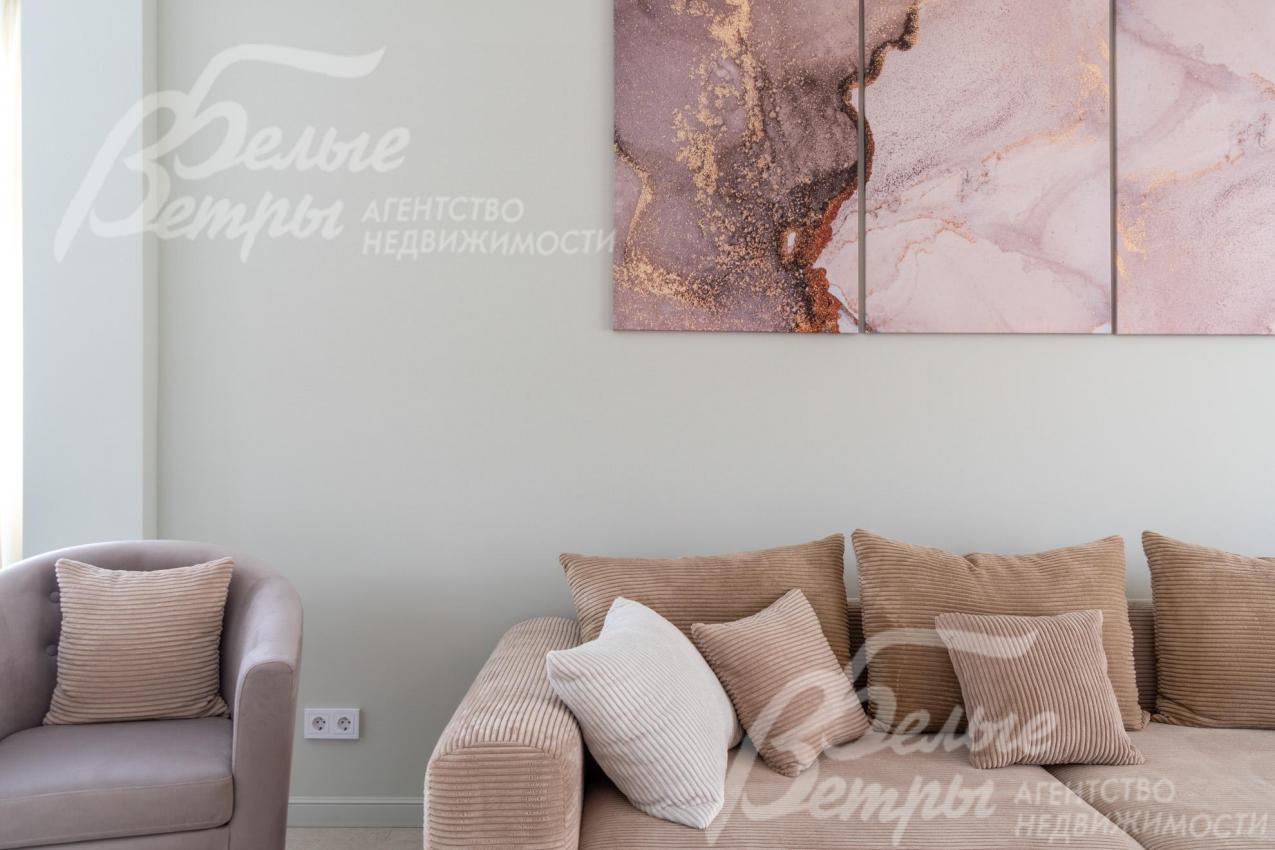 В гостиной мягкая мебель и аксессуары