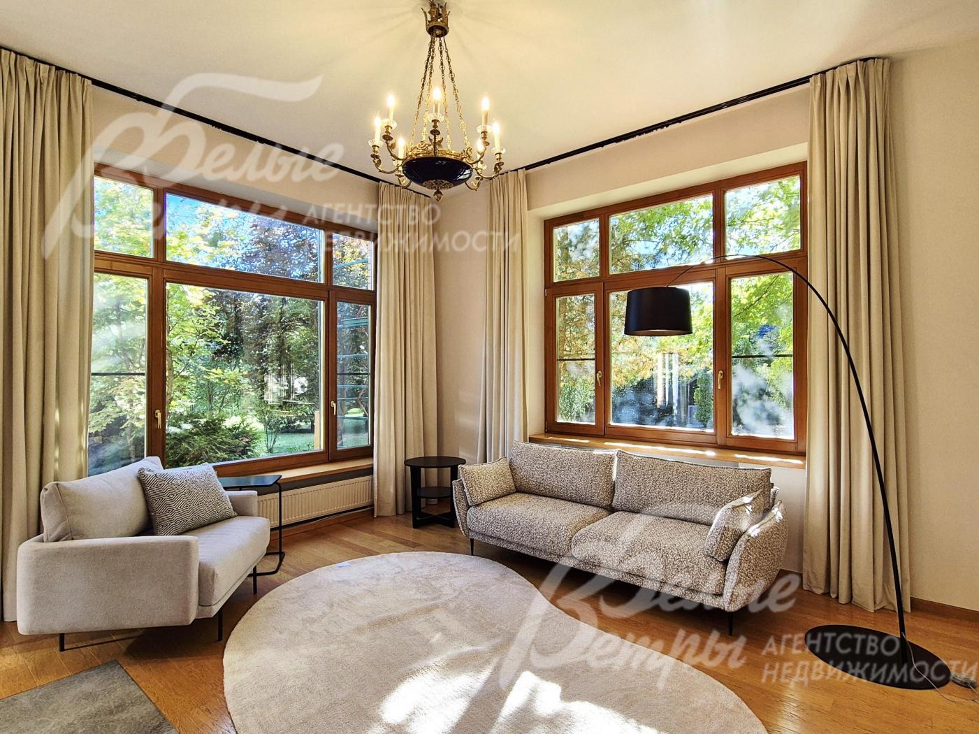 Новая дизайнерская мебель в гостиной.