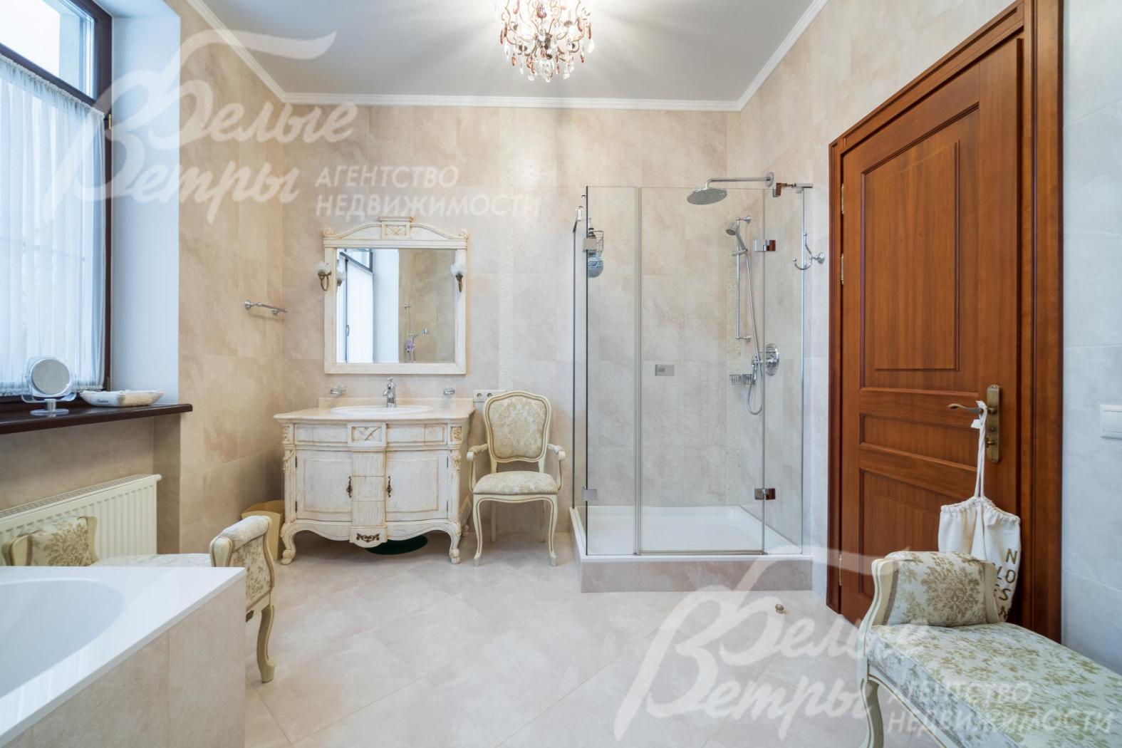 Все спальни со своими санузлами, в каждом ванна и большая душевая кабина