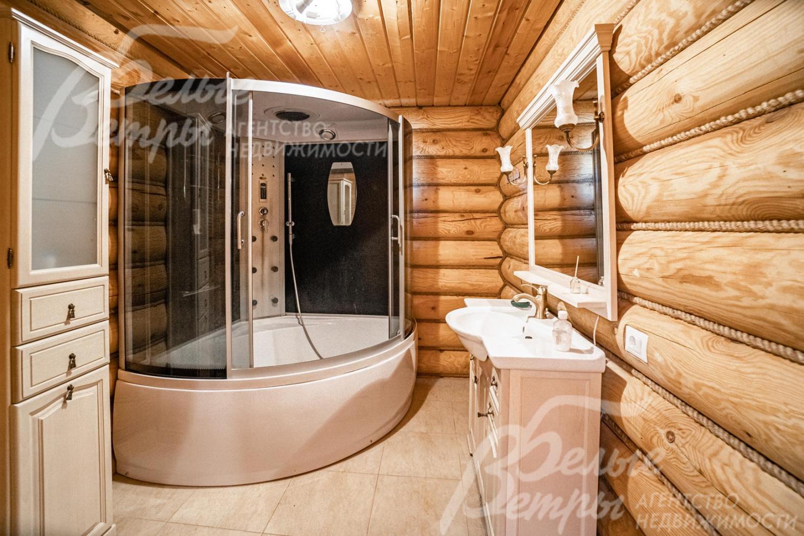 Второй санузел с большой душевой кабиной