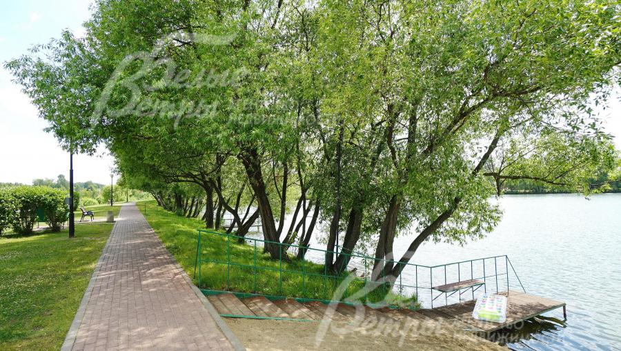 Озеро с лодочной станцией