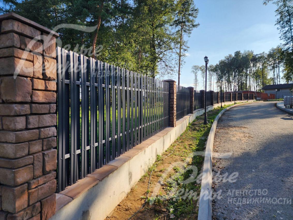 Фасадные заборы в едином стиле и входят в стоимость домовладения