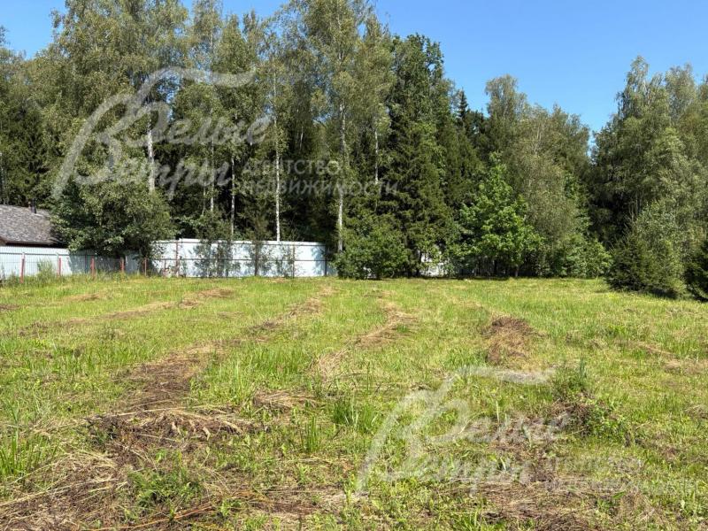 Участок в коттеджном посёлке на территории Новой Москвы, находящемся в окружении леса