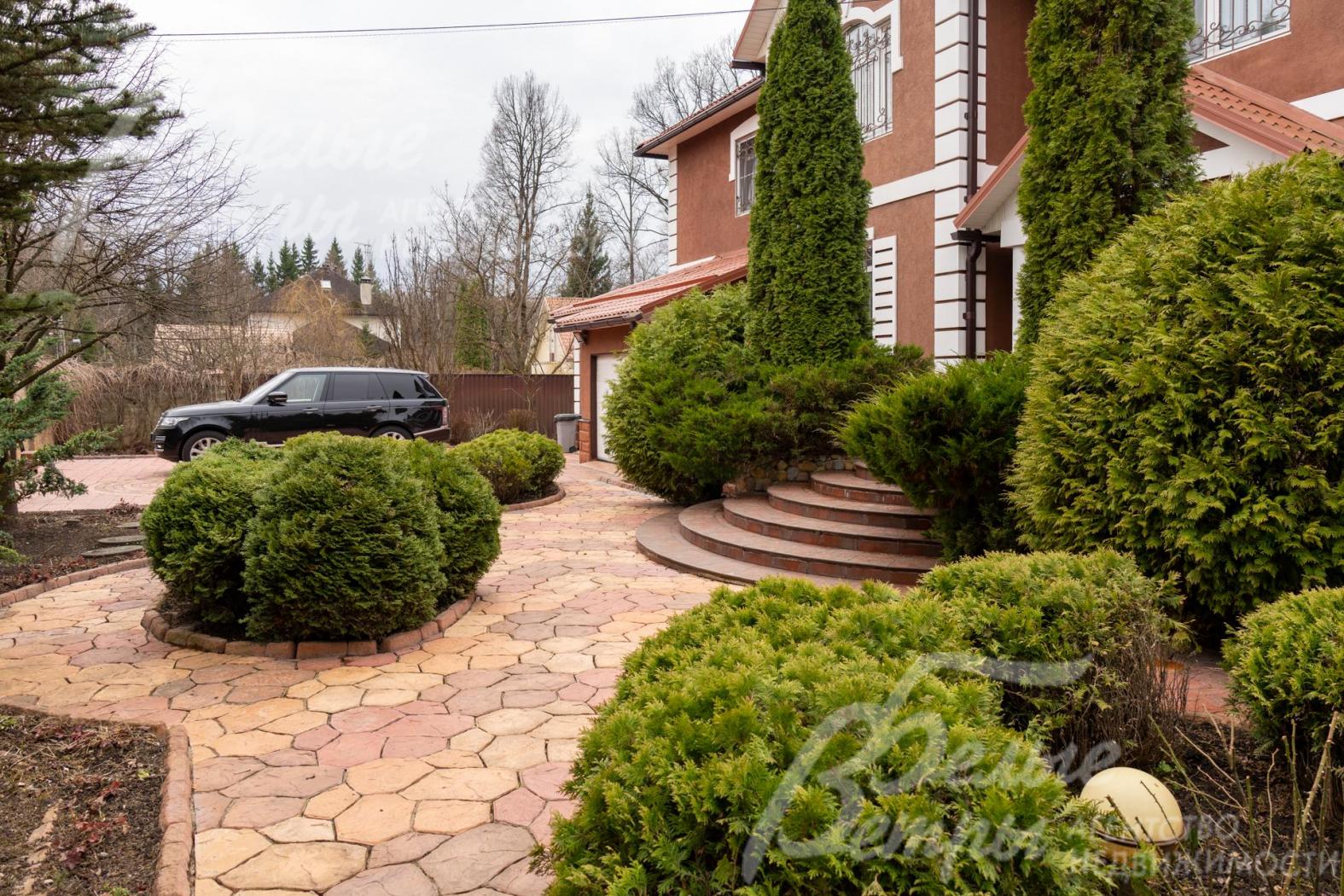 В дополнение к гаражу перед домом обустроена парковка 9х9 м на бетонном основании, выложенная двухцветной брусчаткой