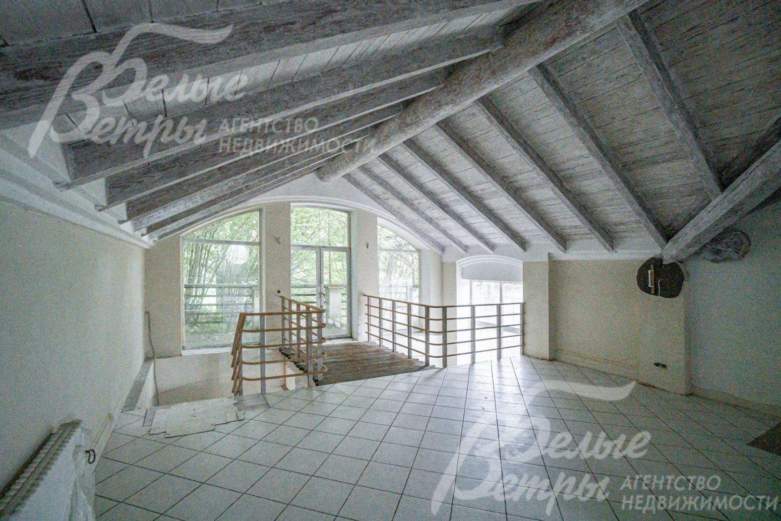 Помещение свободного назначения с выходом на балкон