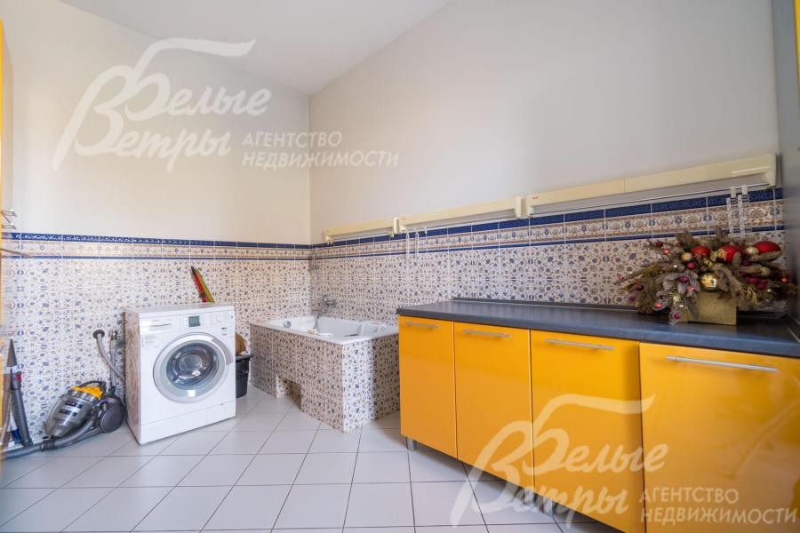 Постирочная оборудована техникой и мебелью