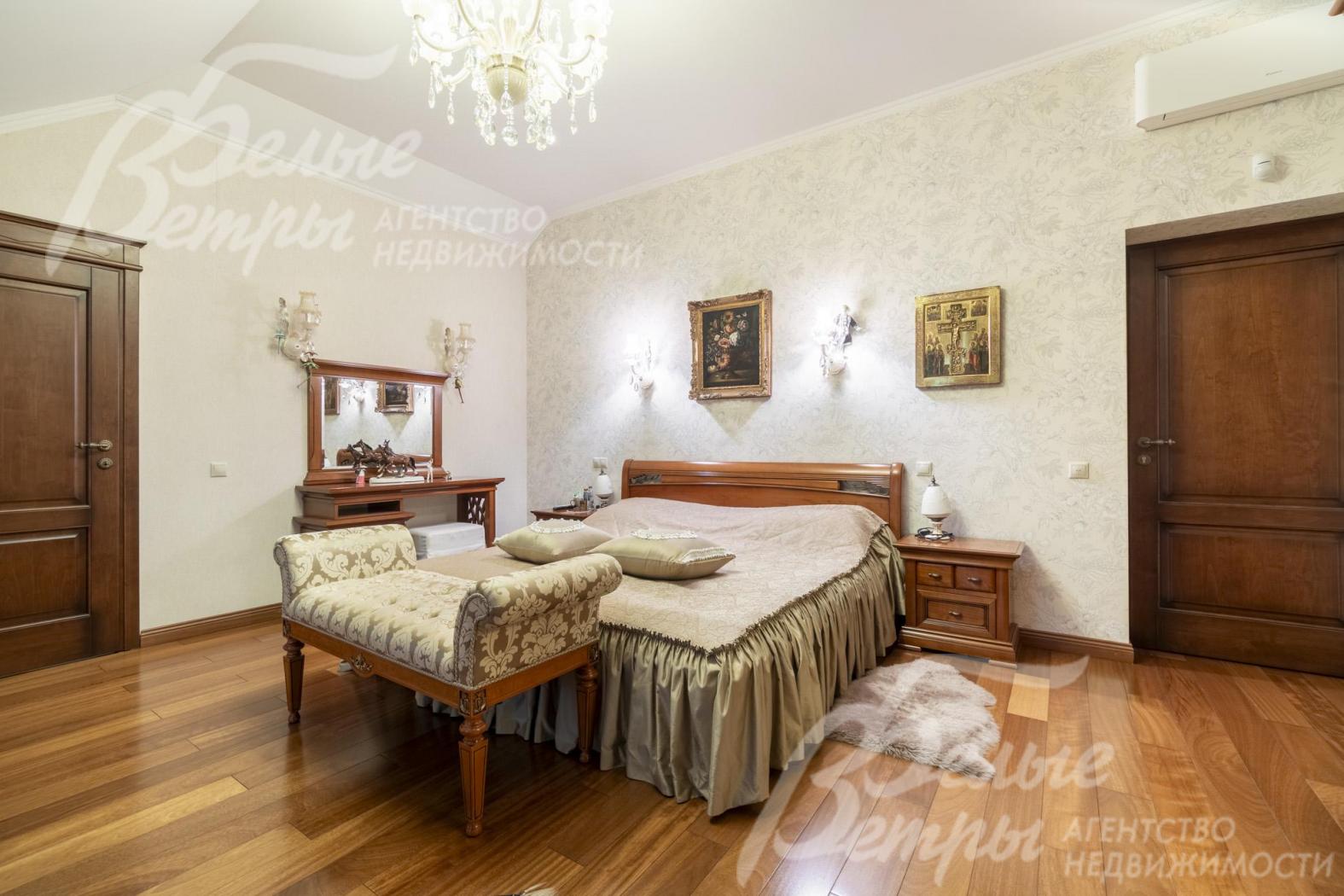 Дизайн интерьера мастер-спальни выполнен в благородных традициях классического дизайна