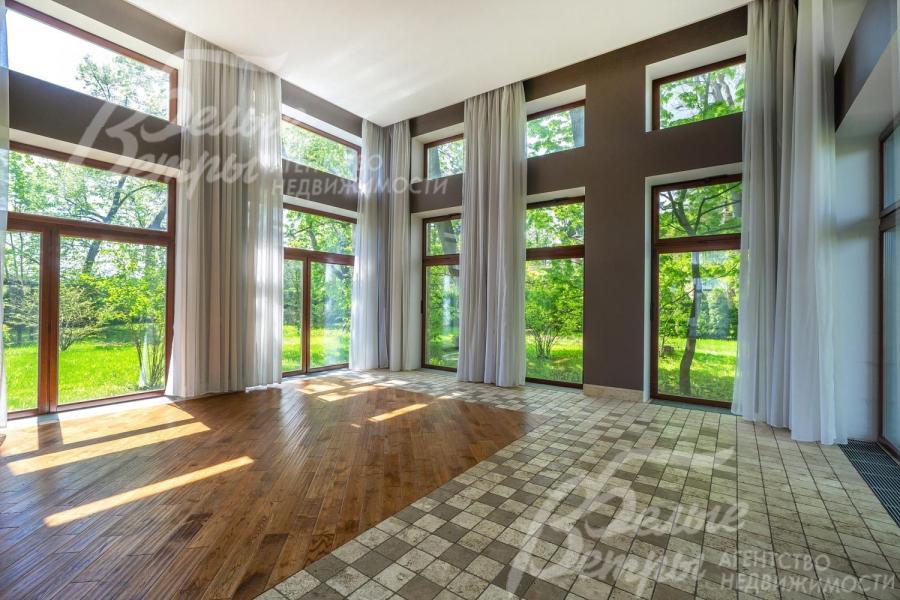 Высокие потолки в гостиной.