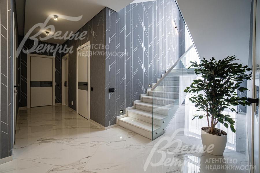 Железобетонная лестница с отделкой из натурального мрамора (CREMA MARFIL  Италия)