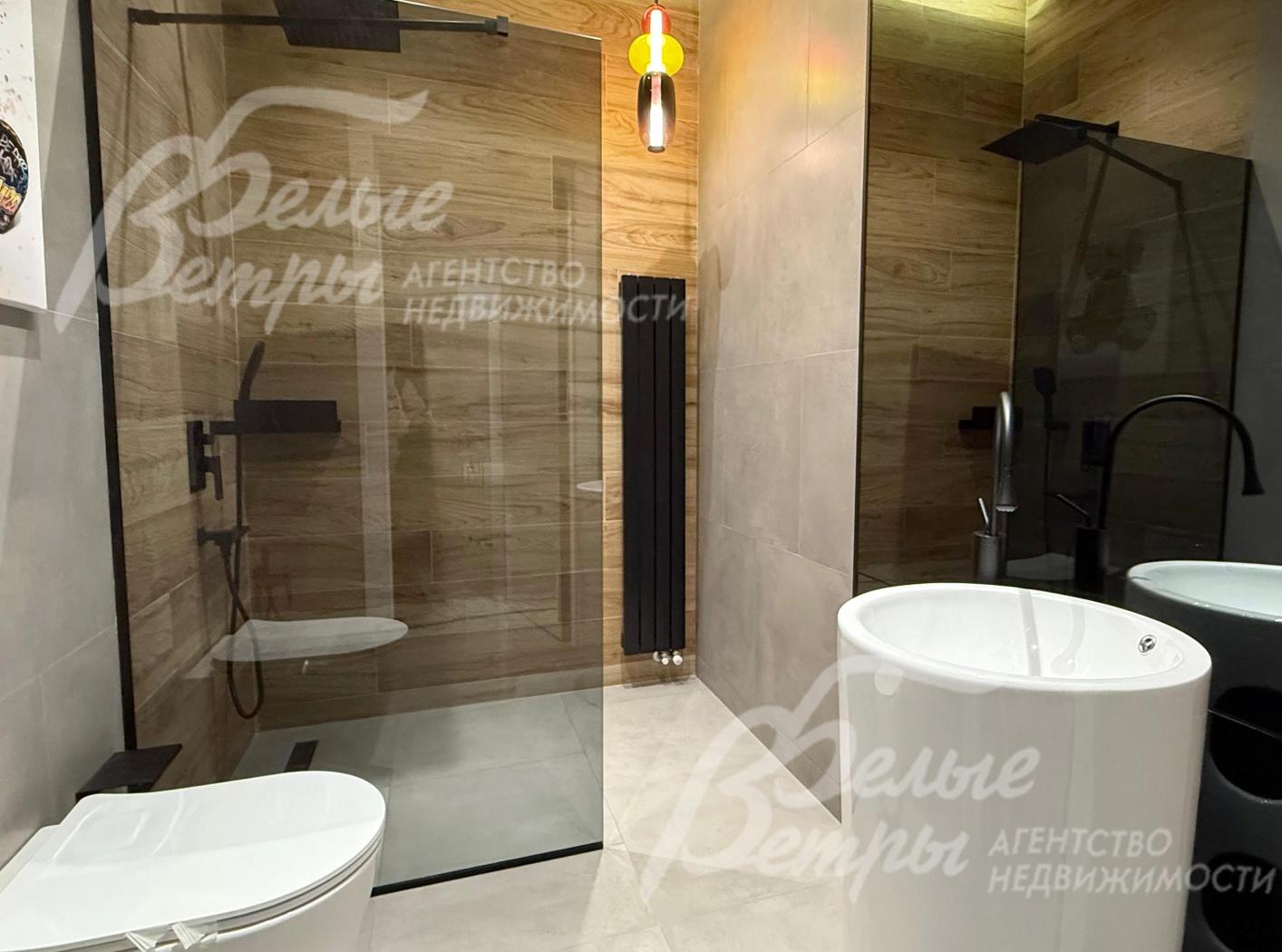 Санузел на мансардном этаже с душевой и дорогостоящей сантехникой