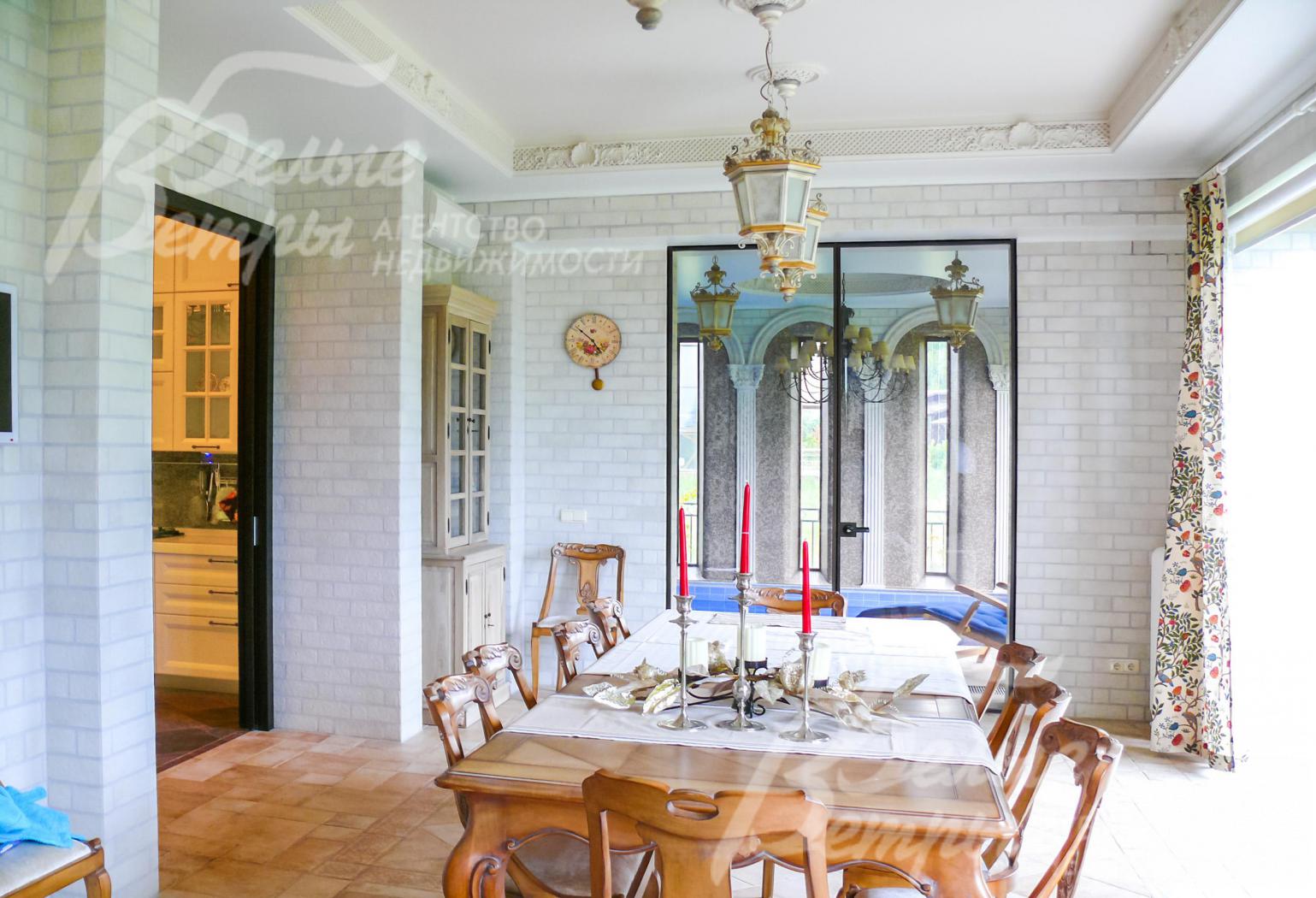 Столовая выполнена в стиле «Итальянский дворик».