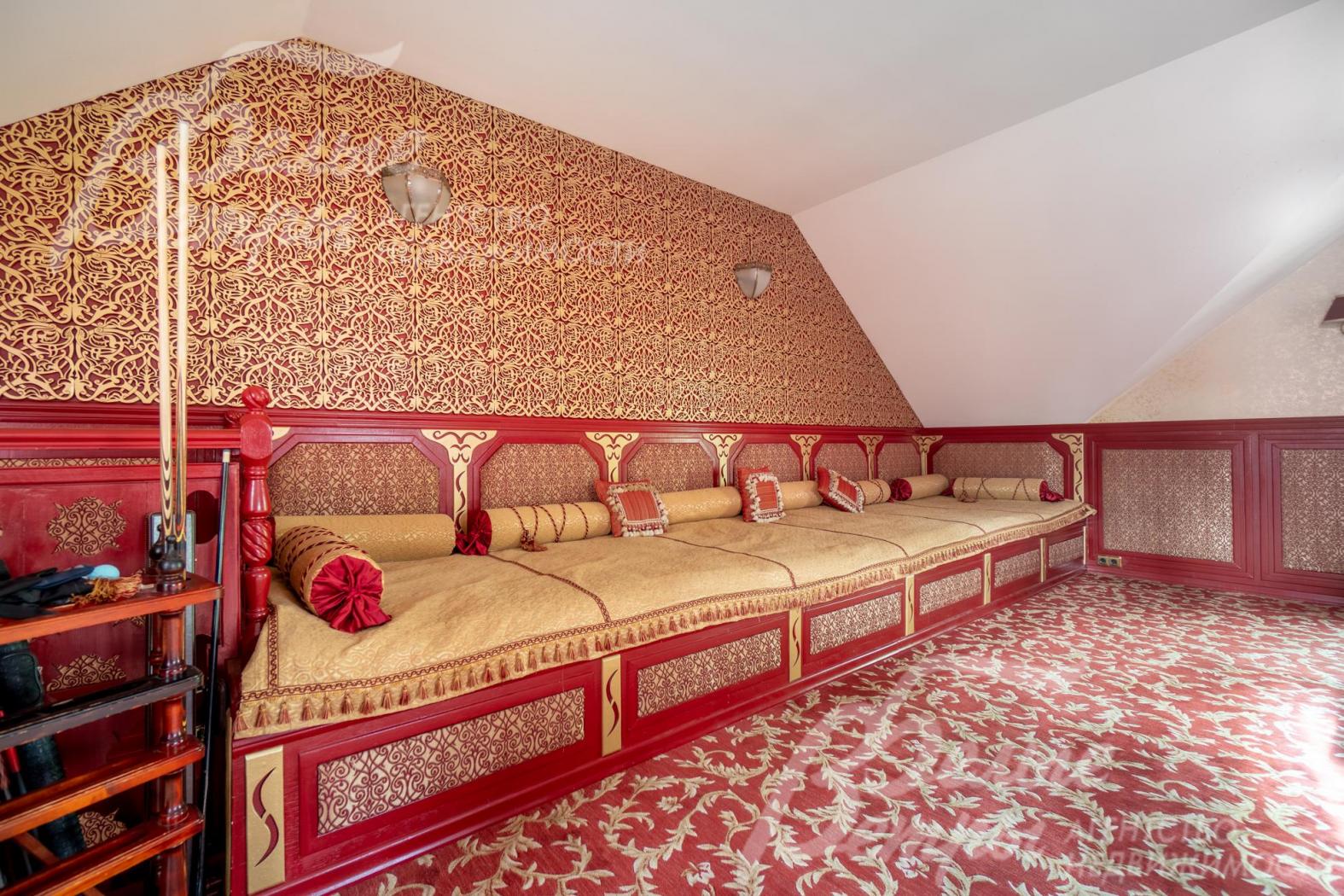 В бильярдной - удобный широкий диван (топчан) для отдыха длиной 5,5 м