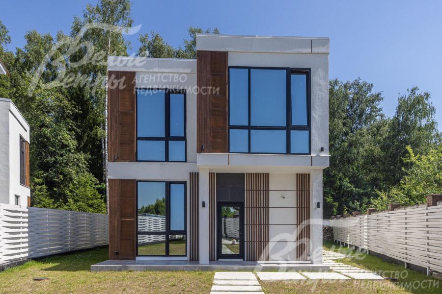 Новый дом с привлекательной современной архитектурой в стиле хай-тек