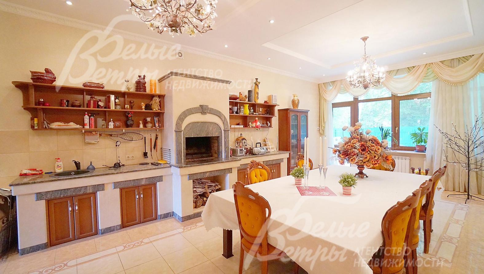 Столовая с мангалом и выходом на террасу