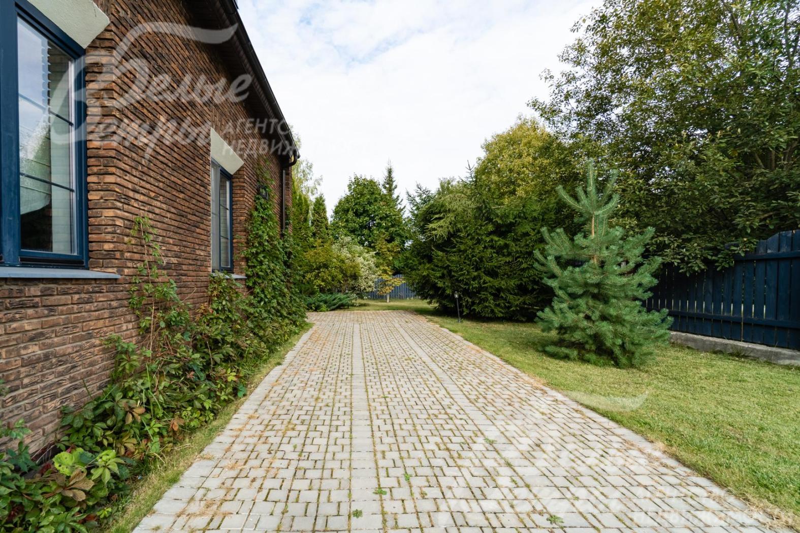 Участок находится в центре поселка и огорожен деревянным забором на кирпичных столбах и ж/б фундаменте