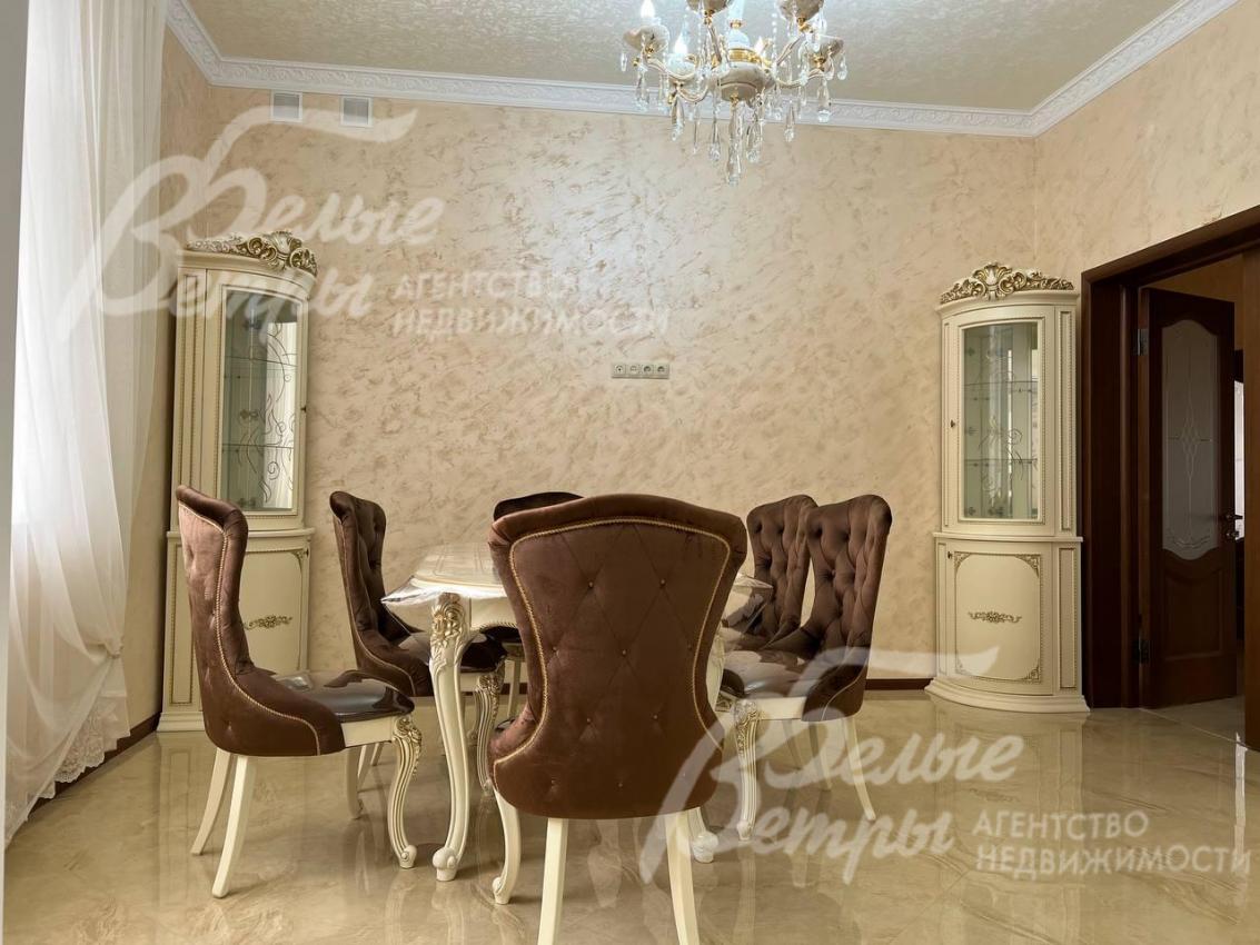 Зона столовой с обеденным гарнитуром на 6 персон.