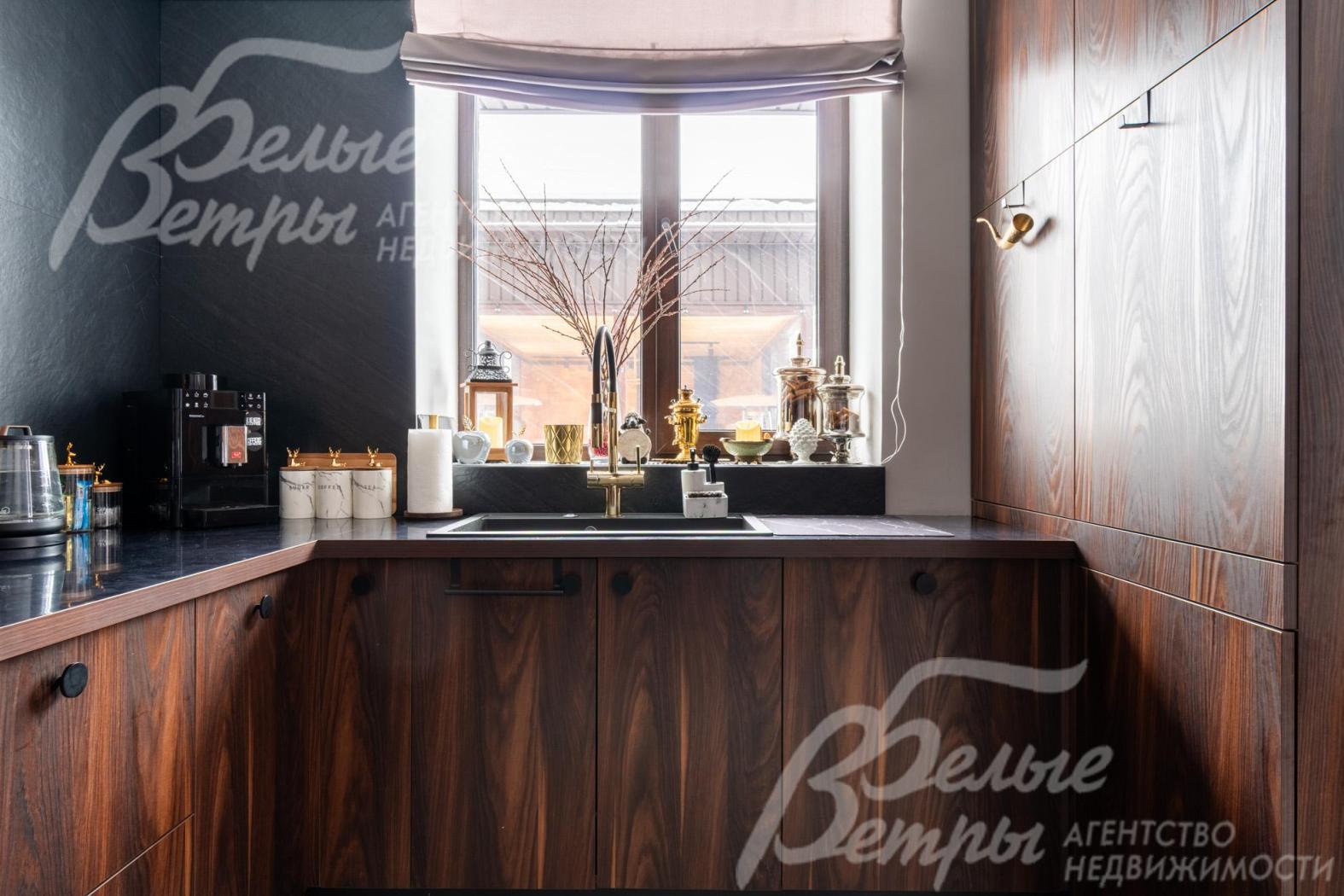 Мойка - у окна. Фартук - из широкоформатного керамогранита с имитацией скалы