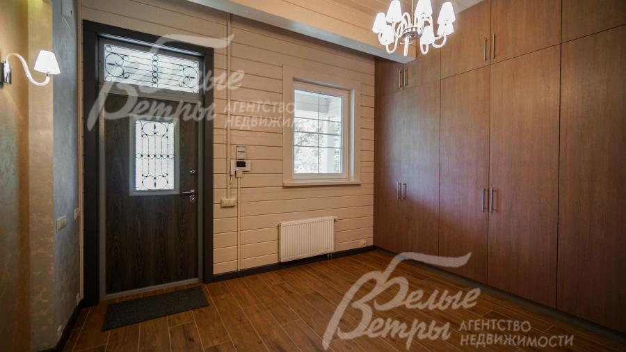 Входная дверь с защищенным окошком. Домофон. Датчики движения по дому