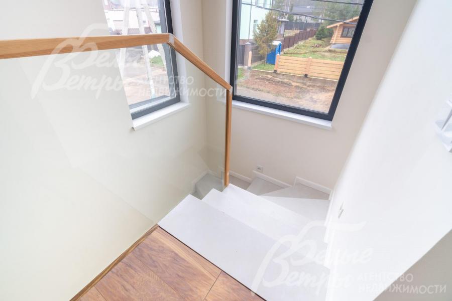 Лестница - со стеклянным ограждением, в лестничном пролёте установлены панорамные окна, обеспечивающие хорошее естественное освещение