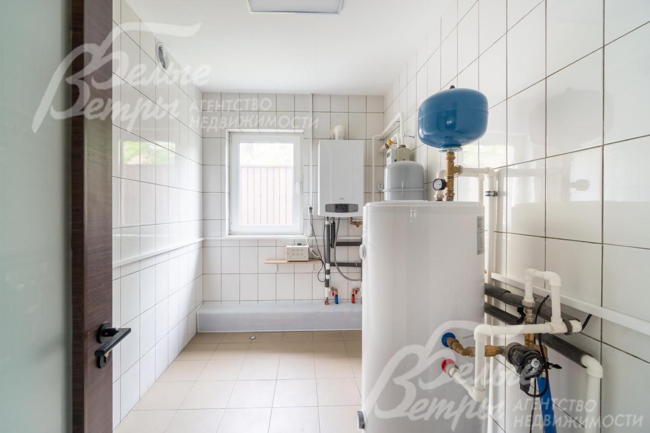 В доме - просторная оборудованная котельная: бойлер косвенного нагрева на 200 литров 