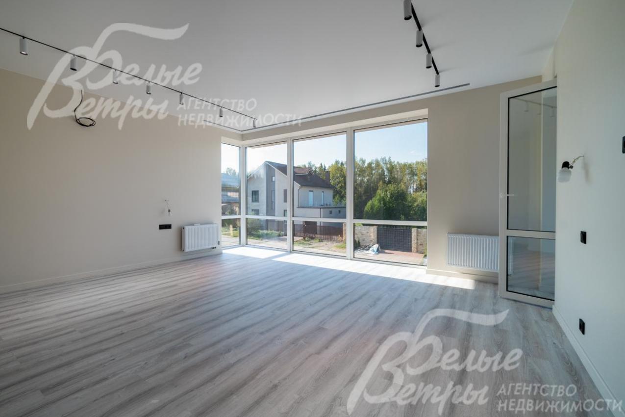 Главная спальня 28.4 кв.м с огромным угловым окном и выходом на балкон 