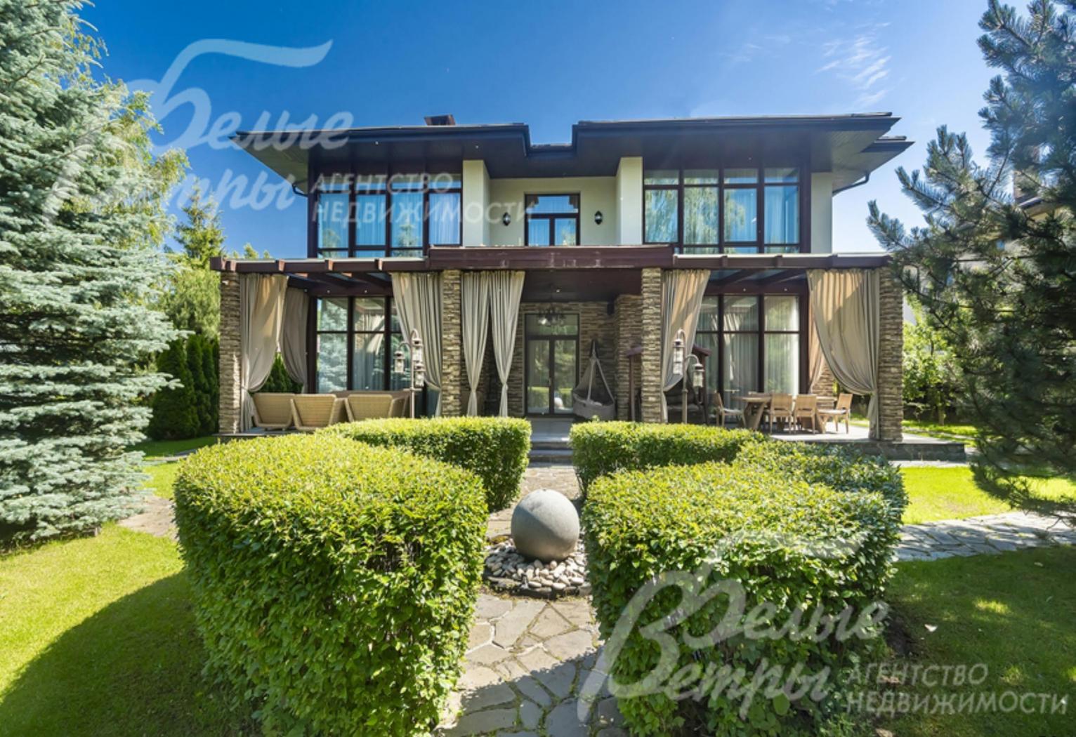 Меблированный дом в стиле Райта на шикарном лесном участке