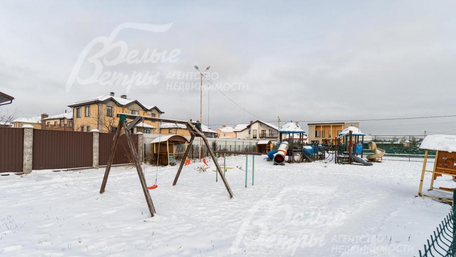 Детская площадка на территории поселка Солнечный город