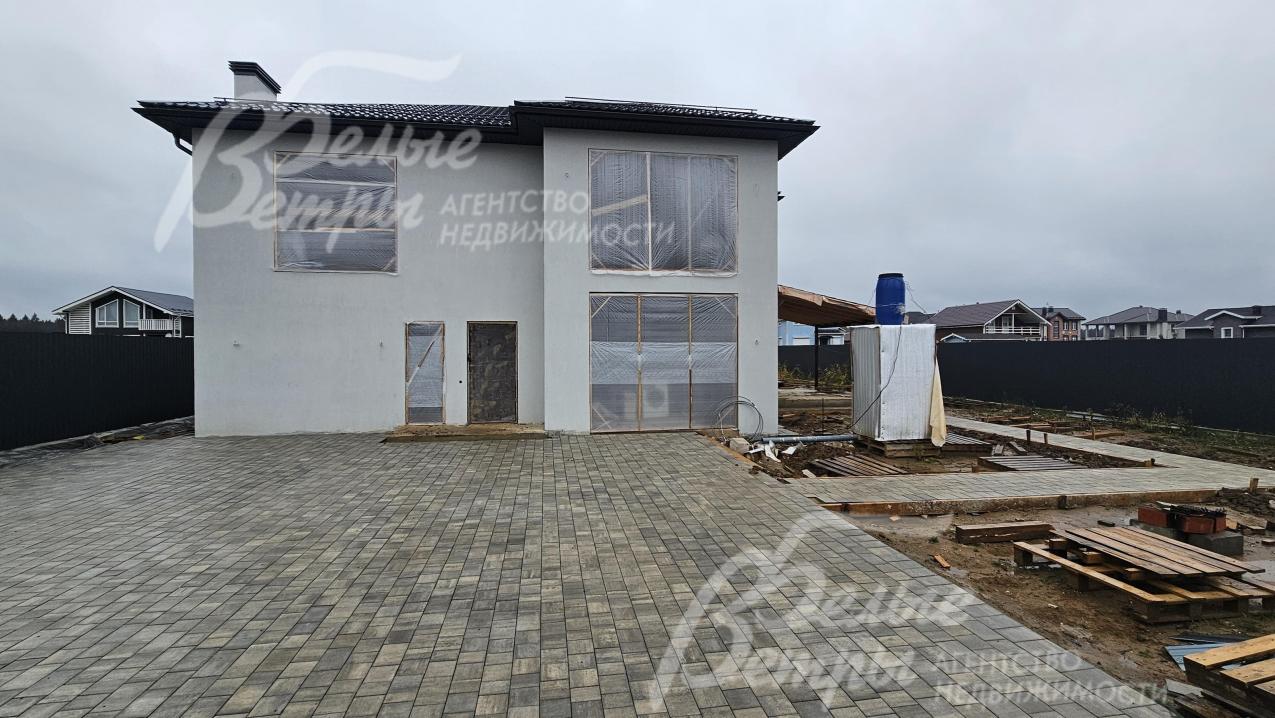 Новый дом под отделку в стиле современной классики с большими оконными проёмами