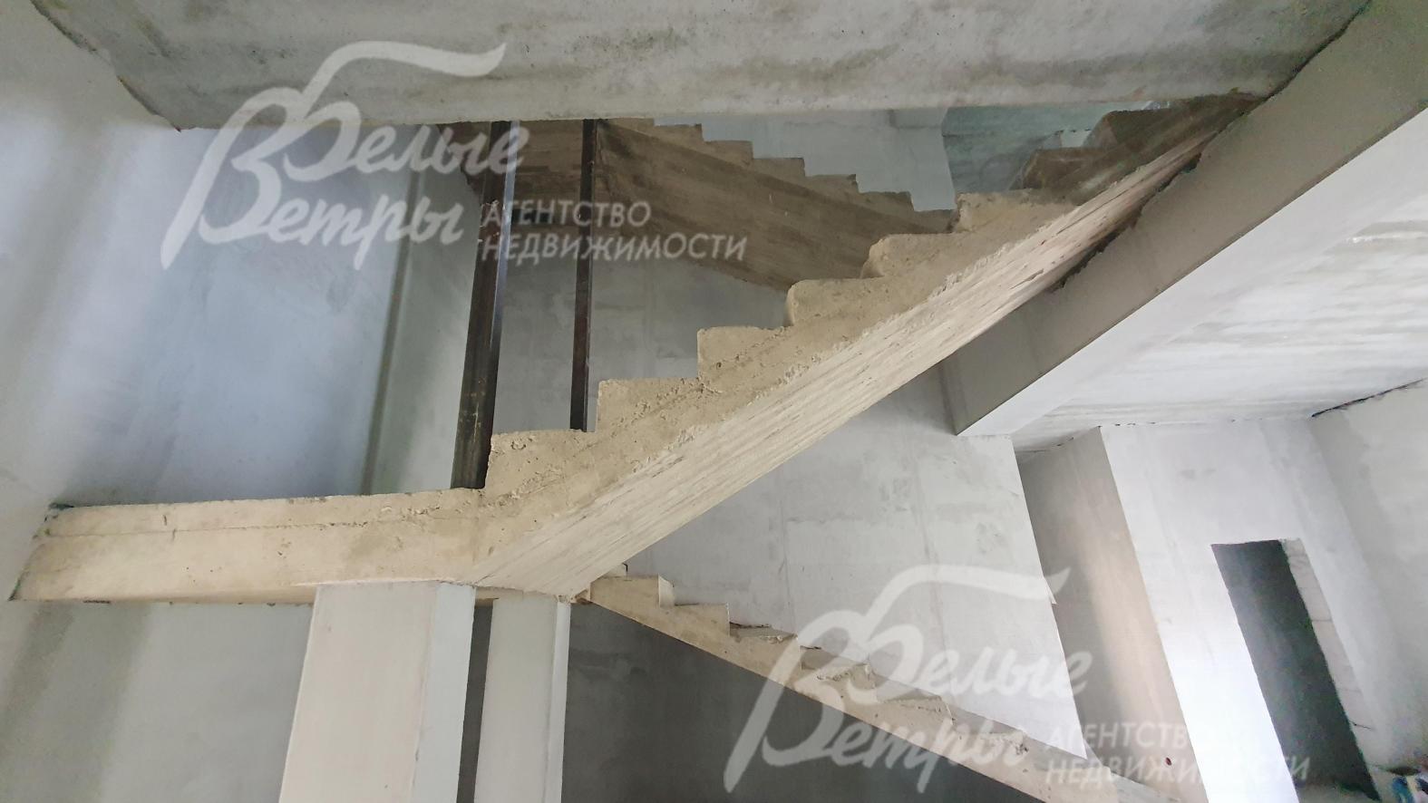 Ширина лестницы - 1,6 м