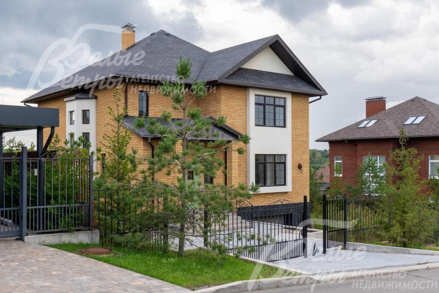 На территории участка 3 функциональные зоны, в том числе под две террасы по бокам