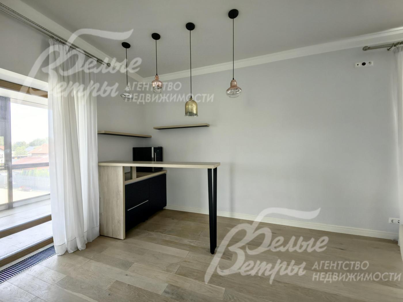 Винный шкаф в гостиной на 2-ом этаже