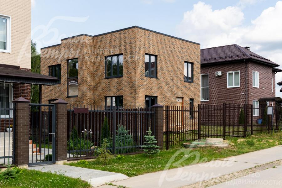 Участок находится в центре коттеджного посёлка 