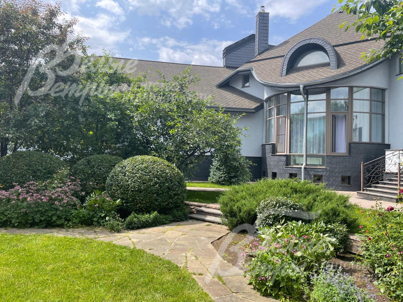 Светлый дом в аренду площадью 500 кв.м в обжитом коттеджном поселке Картмазово