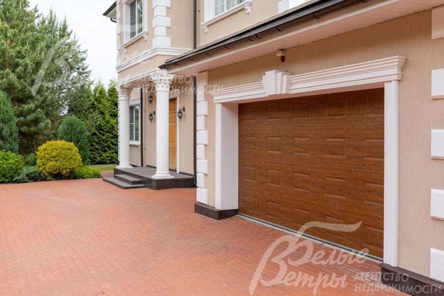 В доме есть гараж с электрическими подъемными воротами "под дерево".