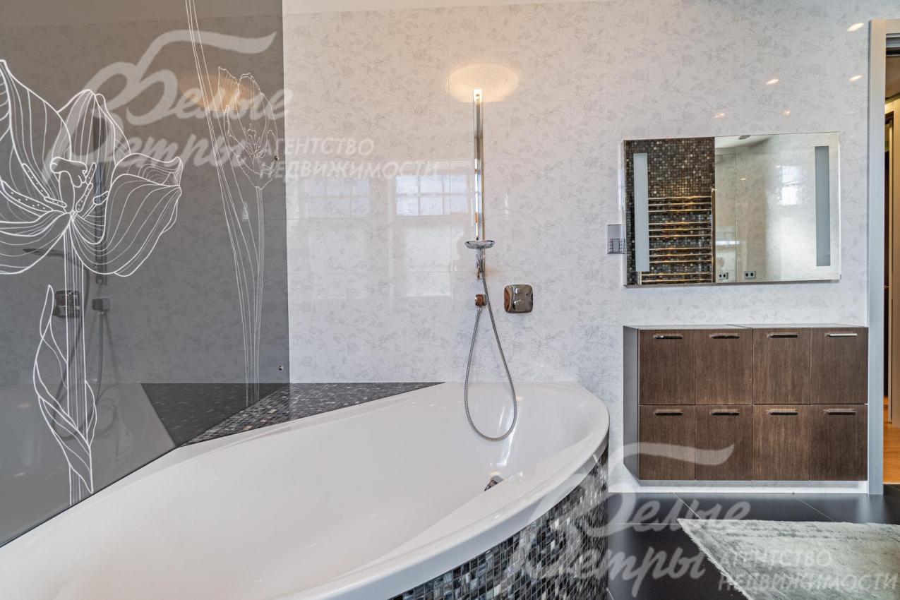 На стенах керамогранит Villeroy&Boch (Германия) 