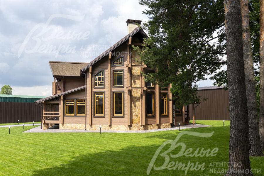 Дом с готовой отделкой и мебелью из элитного клееного бруса (ангарская сосна) с выразительной современной архитектурой