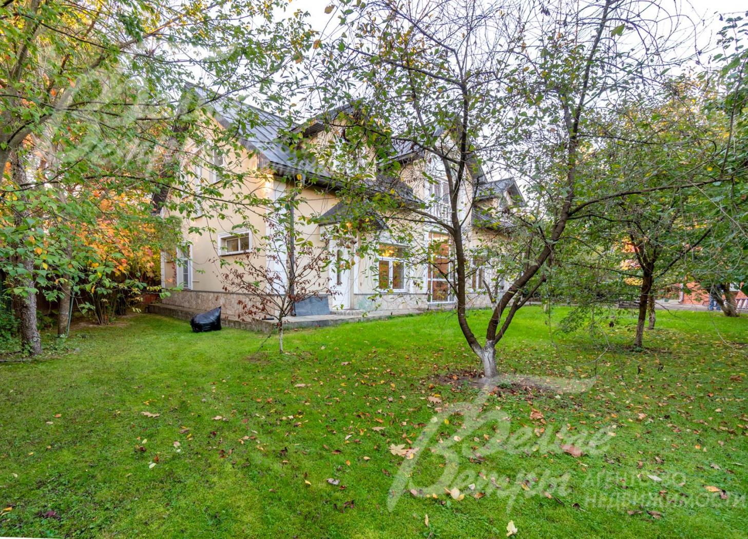 На участке лесные и плодовые деревья, высажены кустарники