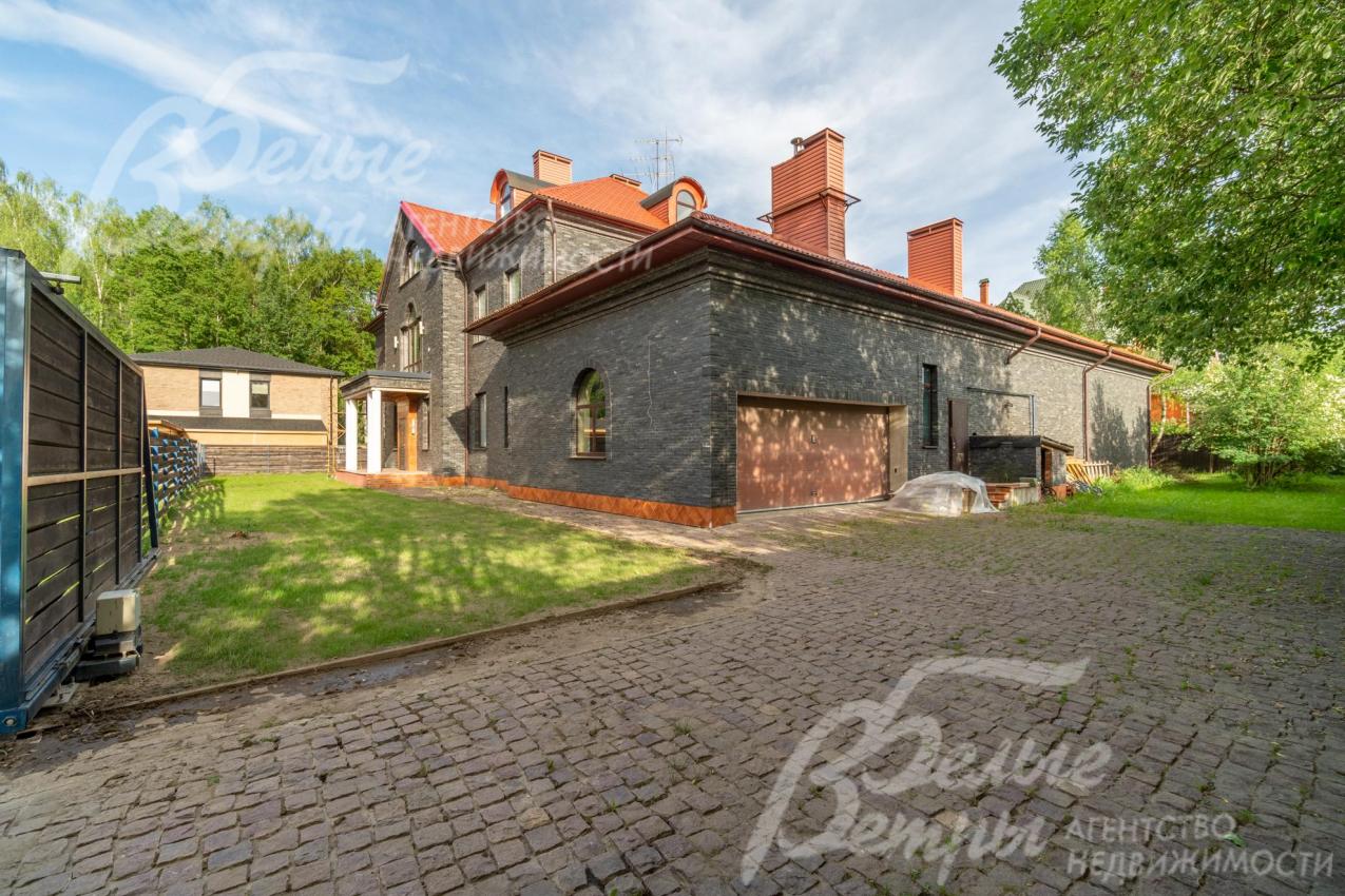 Дороги и въездная площадка выложены натуральным колотым гранитом