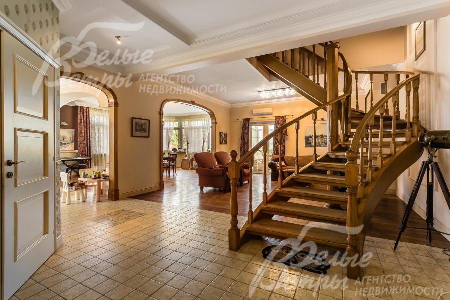 Деревянная лестница из износостойких пород дерева