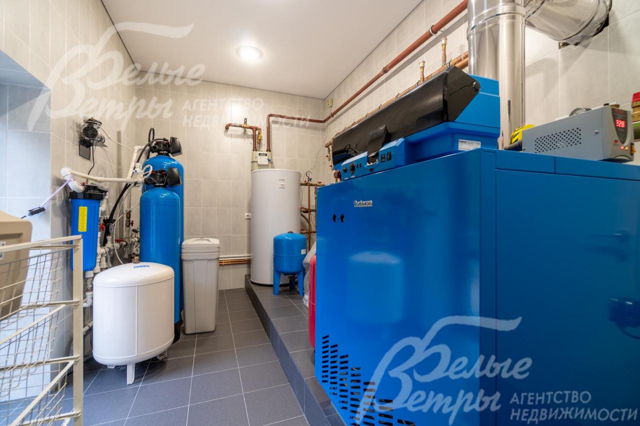 В котельной установлены газовый котёл Buderus мощностью 73 кВт и бойлер объёмом 300 л